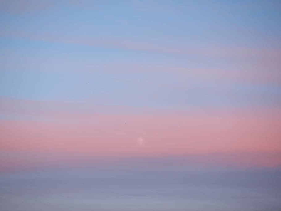cel, cel de la nit, posta de sol, boirina, incolor, boira, pastellfarben, tons pastel, color pastís, rosa, humor, idil·li, vespre, crepuscle, resplendor, escenics, escena tranquil·la, naturalesa, tranquil·litat, blau, bellesa a la natura, núvol - cel, a l'aire lliure, escenics - natura, cap gent, horitzó, color taronja, idíl·lic, fons, horitzó sobre l’aigua, mar, aigua, cel dramàtic, porpra, 4K