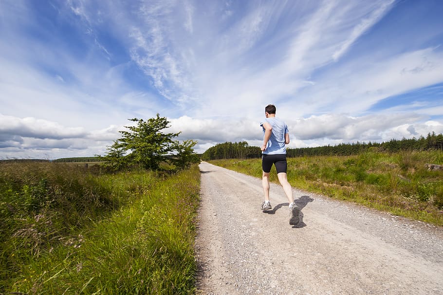home, corrent, carretera, camp de gespa, verd, camp, trail running, corredor, exercici, correr, trotar, a l'aire lliure, estil de vida saludable, esport, entrenament esportiu, atleta, una persona, resistència, corrent de cross-country, roba esportiva, naturalesa, dones, femelles, gent, acció, moviment, marató, vitalitat, còpia espai, sendera, escena rural, cel, recerca recreativa, estils de vida, construcció muscular, exercici de relaxació, benestar, longitud completa, núvol - cel, roba casual, només adults, planta, activitat d'oci, adult, herba, paisatge, 4K