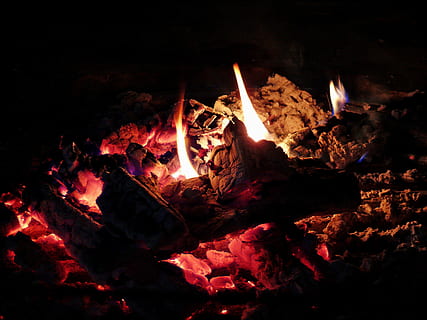 Abend, Asche, Feuerflamme, gemütlich, Glut, Feuer, Flamme, Hitze, Holz, Log, Kamin, Licht, russ, brennen, warm, Nacht-, Hitze - Temperatur, Verbrennung, keine Leute, draußen, Feuer - natürliches Phänomen, Holz - Material, Brennholz, glühend, Natur, orange Farbe, Lagerfeuer, Bewegung, Camping, High Angle View, dunkel, hoch, 2K, CC0, gemeinfrei, lizenzfrei