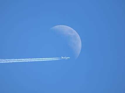 fotografie a aeronavei, lună, avion, cer, zbor, albastru, fundaluri, fundal colorat, nici o persoana, natură, cer senin, spaţiu, în aer liber, traseu de vapori, vehiculul aerian, spațiu copie, transport, frumusețe în natură, în mișcare, astronomie, mijloc de transport, culoare alba, fundal albastru, 4K, CC0, domeniu public, fără drepturi de autor