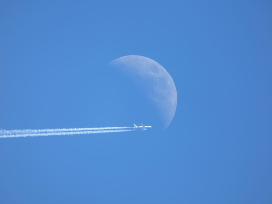 Foto von Flugzeugen, Mond, Ebene, Himmel, Flug, Blau, Hintergründe, farbiger Hintergrund, keine Leute, fliegend, Natur, klarer Himmel, Platz, draußen, Kondensstreifen, Luftfahrzeug, kopieren sie platz, Flugzeug, Transport, Schönheit in der Natur, unterwegs, Astronomie, Transportmittel, weiße Farbe, Blauer Hintergrund, 4K