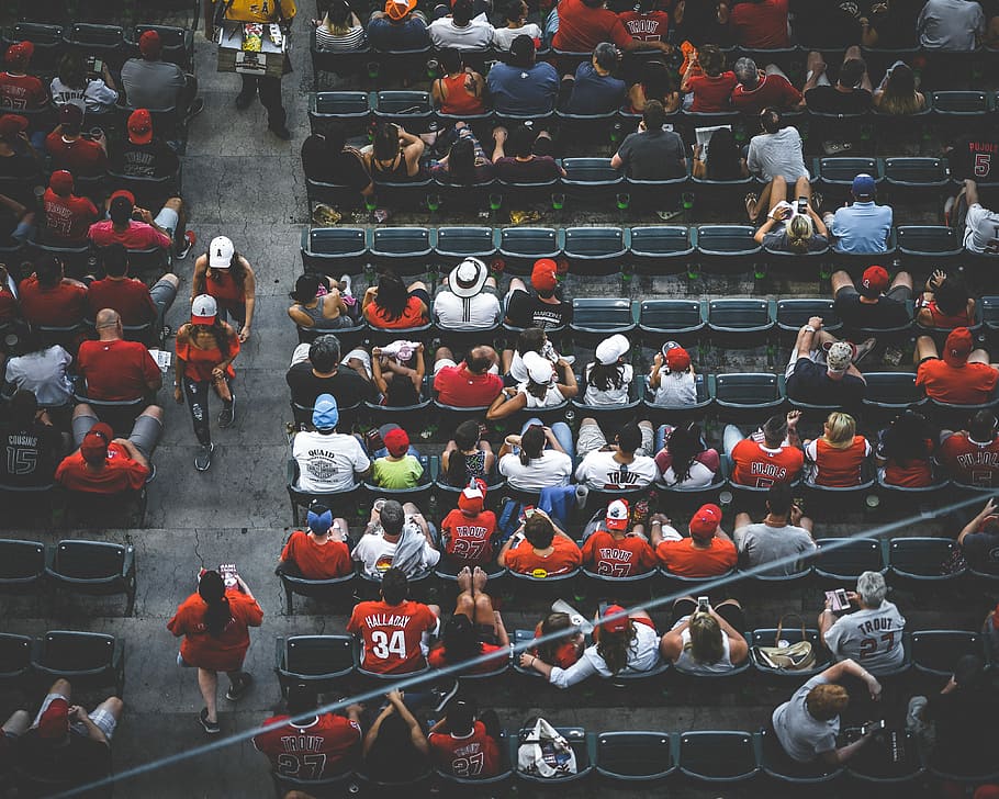 aèria, fotografia, gent, assegut, cadira de cadira, multitud, negre, banc, mirant, joc, públic, seient, espectador, ventilador de beisbol, grup de persones, vista d’angle alt, arranjament, gran grup de persones, gran grup d'objectes, persones reals, venda al detall, dia, a la venda, abundància, elecció, representació, representació humana, variació, semblança masculina, a l'aire lliure, mercat, negoci petit, venda, 4K