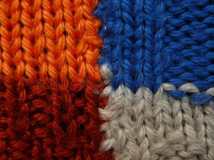 blau, gris, vermell, taronja, Teixir, tèxtil, teixit, patró, tancar, llana, art i artesania, marc complet, fons, artesania, de punt, primer pla, roba, textura, creativitat, cap gent, a l'interior, roba calenta, hivern, crochet, suavitat, 2K, CC0, domini públic, lliure de regalies