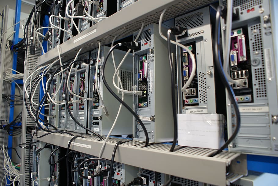 centre de dades, dades massives, ordinador, tecnologia, connexió, comunicació, Internet, cap gent, cable, xarxa d’ordinadors, equipament, servidor de xarxa, complexitat, a l'interior, endoll de connexió de xarxa, maquinària, electricitat, primer pla, cable d’ordinador, equips informàtics, laboratori de computació, indústria electrònica, equipament elèctric, Font d'alimentació, botiga d'electrònica, encaminador, 4K