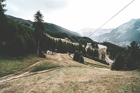 verde, alberi di pino, Casa, fotografia di paesaggio, montagna, alberi, albero, foresta, erba, collina, valle, avventura, zip line, zipline, teleferica, persona, traccia, natura, sentiero, nuvoloso, pianta, bellezza nella natura, catena montuosa, scenics - natura, cielo, mezzi di trasporto, strada, la tranquillità, scena tranquilla, ambiente, paesaggio, giorno, scena non urbana, colore verde, crescita, terra, all'aperto, nessuno, 4K, CC0, dominio pubblico, privo di copyright
