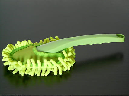 verde, Mano, fregona, marrón, de madera, superficie, plumero, limpiar el polvo, cepillo de pared, cepillo, staubbesen, trapeador de polvo, Electrodoméstico, polvo, verde neón, placa frontal, presupuesto, limpiar, Escoba, limpieza, color verde, de cerca, foto de estudio, nadie, adentro, frescura, naturaleza, planta, naturaleza muerta, oruga, mesa, belleza en la naturaleza, parte de la planta, hoja, amarillo, vulnerabilidad, flor, plátano, día, 2K, CC0, dominio público, libre de derechos