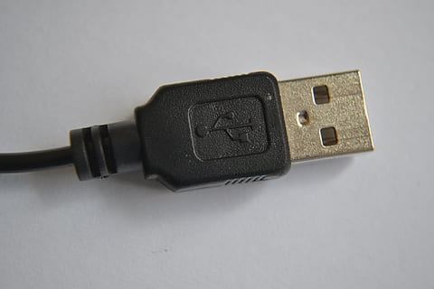 USB, enchufe, computadora, informatica, ordenador personal, conexión, tecnología, cable, comunicación, Internet, tecnología inalámbrica, cable USB, Red de computadoras, electricidad, enchufe de conexión de red, equipo de computadora, cable de computadora, parte de la computadora, adentro, fuente de alimentación, de cerca, Enchufe electrico, nadie, metal, equipo eléctrico, Componente eléctrico, llave de computadora, 4K, CC0, dominio público, libre de derechos