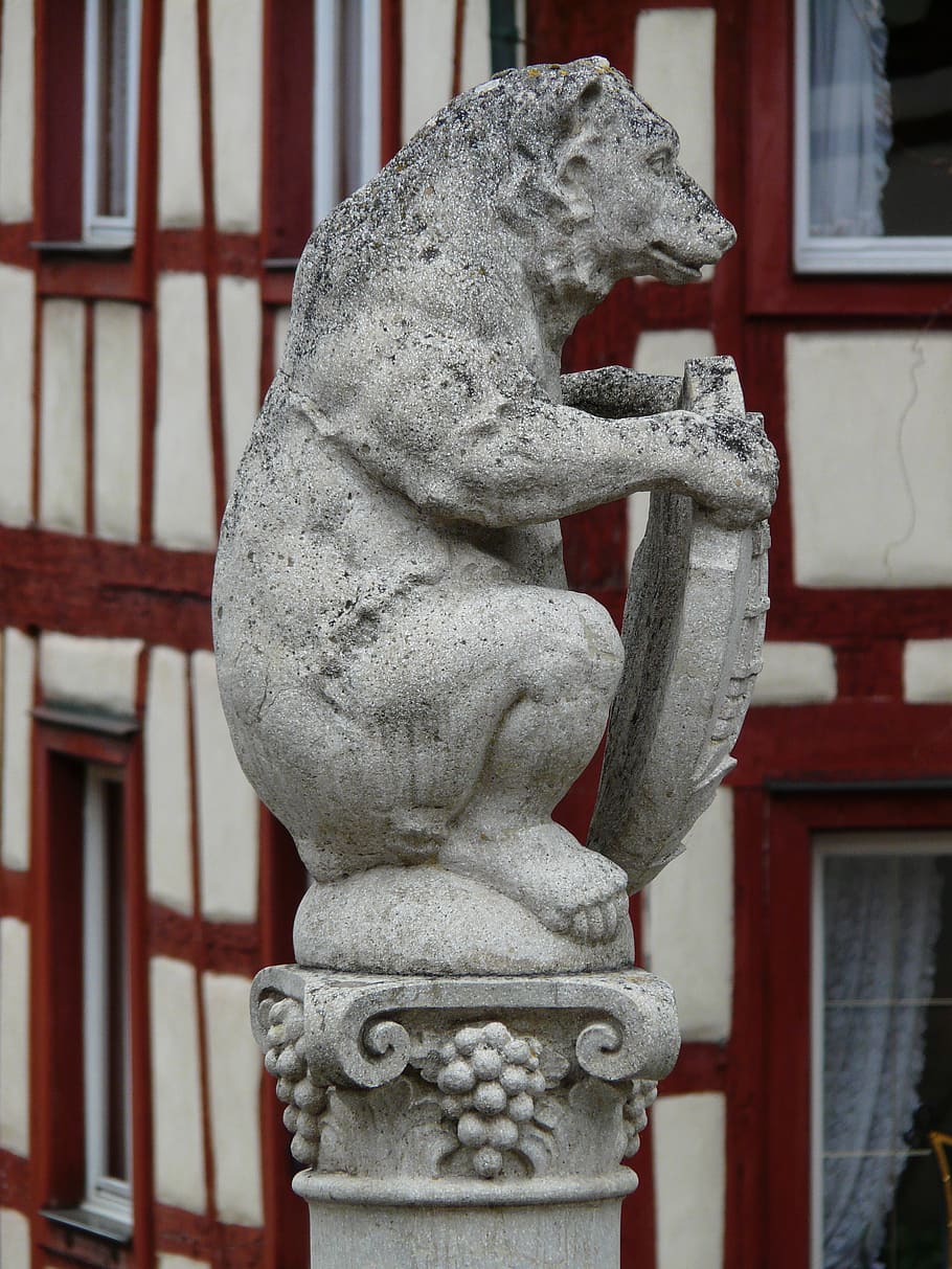 Zahl, Statue, Bär, Löwe, Tier, Schild, Stadt, Stein, Zeichen, Steckdose, Kunst und Handwerk, Skulptur, Darstellung, Kreativität, die Architektur, Kunst, keine Leute, gebaute Struktur, menschliche Darstellung, Fokus auf den Vordergrund, Tag, Nahansicht, Religion, Gebäude, Gebäudehülle, Spiritualität, männliche Ähnlichkeit, Schnitzen - Handwerksprodukt, aufwendig, 2K