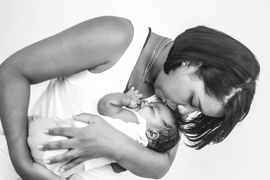 dona, portar, foto del nadó, super, mami, mama, bebe, armes, feliç, noia, fruita, criatura, nounat, matrimoni, retrat infantil, braços de pit, nadó, Super mamà, blanc i negre, dones, gent, femelles, bellesa, ètnia caucàsica, a l'interior, celebració, infància, adult, retrat, adult jove, dues persones, tirada al cap, nen, tir de l'estudi, vista lateral, estils de vida, fons blanc, mig adult, amor, roba casual, pentinat, 5K