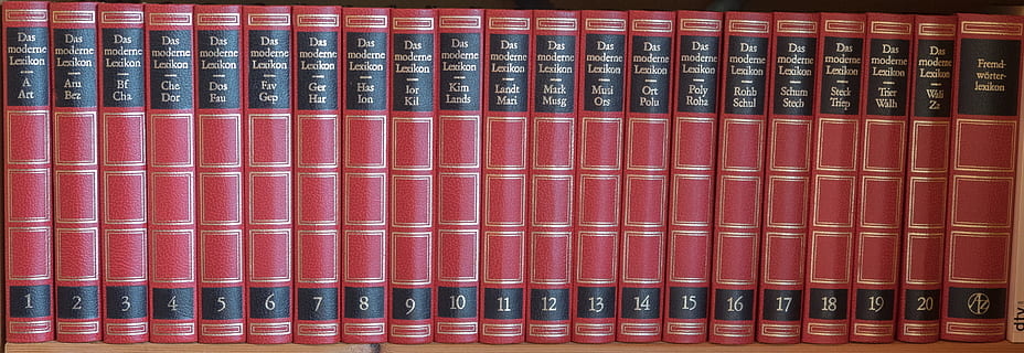 vermell, negre, col·lecció de llibres, lèxic, llibres, biblioteca, llegir, aprendre, saber, literatura, educació, estudiar, històricament, prestatge per a llibres, vell, pila, cobertes de cuir, llibres usats, no-ficció, llibre de text, tancat, recerca, text, coberta, números, llibre de llibres, pagar, objectes / equips, en fila, cap gent, a l'interior, fons, primer pla, llibre, publicació, prestatge, marc complet, repetició, costat a costat, arquitectura, gran grup d'objectes, arranjament, el passat, història, 2K, CC0, domini públic, lliure de regalies
