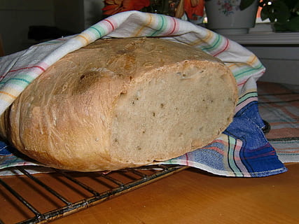 pâine, coacere, mat, în interior, felie de paine, mancare si bautura, a închide, oameni, alimente, prospeţime, mâncat sănătos, o persoana, să se concentreze asupra primelor elemente, de casă, copt, bunăstare, natură moartă, prosop de vase, masa, umană, gata să mănânce, pregătirea alimentelor, maro, 4K, CC0, domeniu public, fără drepturi de autor