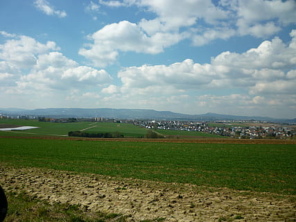prato, prospettiva, i campi, arabile, paesaggio, Assia, siepe di coniglietto, nuvole, erba, primavera, natura, nuvola - cielo, cielo, ambiente, terra, campo, pianta, bellezza nella natura, scenics - natura, montagna, giorno, nessuno, scena tranquilla, architettura, struttura costruita, la tranquillità, esterno dell'edificio, colore verde, all'aperto, paesaggio urbano, 4K, CC0, dominio pubblico, privo di copyright