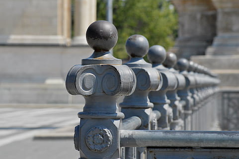 limite, grigio, budapest, architettura, struttura costruita, giorno, nessuno, concentrarsi sulle conoscenze acquisite, metallo, costruzione, all'aperto, avvicinamento, di fila, esterno dell'edificio, ringhiera, natura, luce del sole, colore nero, città, materiale lapideo, scala, solido, religione, balaustra, 5K, CC0, dominio pubblico, privo di copyright
