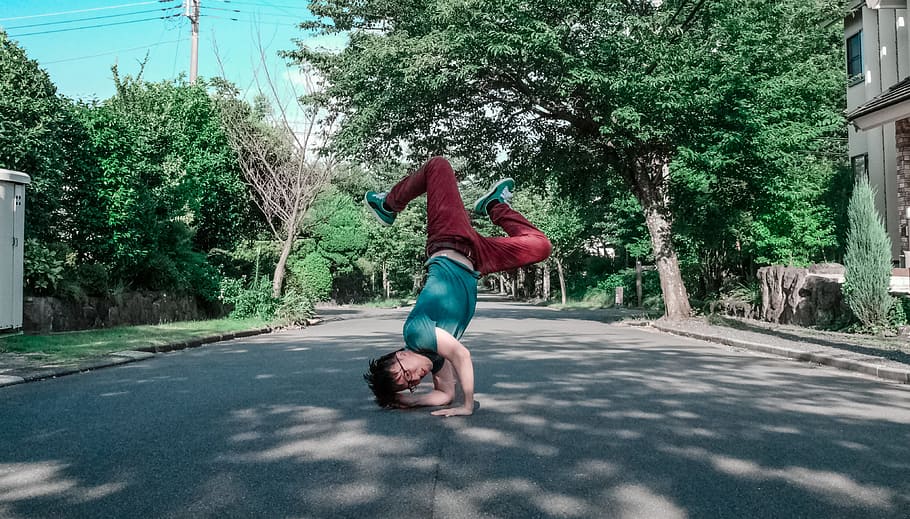 carretera, home, carrer, ballant, asiàtic, break dance, dansa, en forma, gimnàstica, masculí, moure, esport, arbre, planta, longitud completa, una persona, persones reals, estils de vida, naturalesa, dia, activitat d'oci, roba casual, transport, color verd, adult jove, dones, creixement, llum solar, ombra, ciutat, a l'aire lliure, braç humà, braços aixecats, 4K