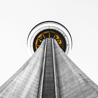 fotografía de bajo ángulo, gris, hormigón, Alto, edificio, bajo, ángulo, torre cn, subyacente, arquitectura, arquitectónico, punto de referencia, estructura construida, exterior del edificio, nadie, día, ciudad, vista de ángulo bajo, cielo, altura maxima, al aire libre, cielo limpio, torre, forma, copia espacio, naturaleza, comunicación, destinos de viaje, forma geometrica, moderno, edificio de oficinas exterior, directamente debajo, rascacielos, 4K, CC0, dominio público, libre de derechos
