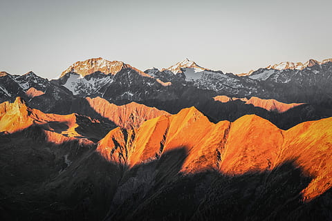 pasăre, ochi vedere, munţi, fotografie peisaj, parţial, acoperite cu zăpadă, apus de soare, vârf, Alpi, de munte, râul de munte, varf de munte, soare, Munte, alp, apus de soare lumina, culori apus de soare, explora, ascuțit, peisaj, natură, frumusețe în natură, scenice - natura, mediu inconjurator, cer, nici o persoana, scenă non-urbană, liniște, o scenă liniștită, călătorie, destinații de călătorie, în aer liber, culoare portocalie, idilic, zăpadă, teren, obiect de rocă, un munte acoperit de zăpadă, 4K, CC0, domeniu public, fără drepturi de autor