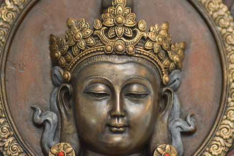 gautama buda, alt, escultura en relleu, Buda, llautó, imatge, art i artesania, escultura, arquitectura, primer pla, representació humana, artesania, estàtua, creença, cap gent, semblança femenina, representació, religió, color daurat, creativitat, ornamentat, espiritualitat, dia, metall, semblança masculina, entrada, àngel, antiguitat, 5K, CC0, domini públic, lliure de regalies