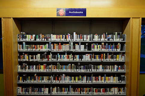 krūva, knygos, lentyna, skaitymas, garso knygos, e knyga, e skaitytojas, viešoji biblioteka, knygynas, garso knyga, skaityti, elektroninė knyga, ekologiškas, aplinką, gamtos pagarba, literatūra, tyrimus, informacija, mokytis, dirbti, kompiuteris, technologijos, skaitmeninis, popieriaus, nugarėlė, kišeninė knyga, modernus, e-knyga, el. skaitytuvas, namų darbai, vairuoti, švietimas, mokymasis, puslapius, kultūrą, patalpose, tekstą, Vakarų scenarijus, komunikacijos, nėra žmonių, paskelbimas, knyga, ženklas, didelė objektų grupė, architektūra, numeris, dieną, šviečia, knygų lentynas, konteineris, pasirinkimas, biblioteka, 4K, CC0, Viešasis domenas, nemokamai