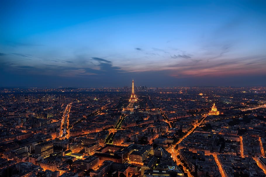 alto, fotografia ad angolo, Torre Eiffel, Parigi, città, eiffel, Torre, tramonto, cielo, famoso, attrazione, notte, paesaggio, blu, francese, Francia, monumento, paesaggio urbano, posto famoso, skyline urbano, architettura, scena urbana, vista aerea, crepuscolo, esterno dell'edificio, struttura costruita, costruzione, destinazioni di viaggio, natura, nuvola - cielo, folla, affollato, vita di città, illuminato, quartiere residenziale, turismo, alto - alto, edificio per uffici esterno, all'aperto, grattacielo, moderno, 5K