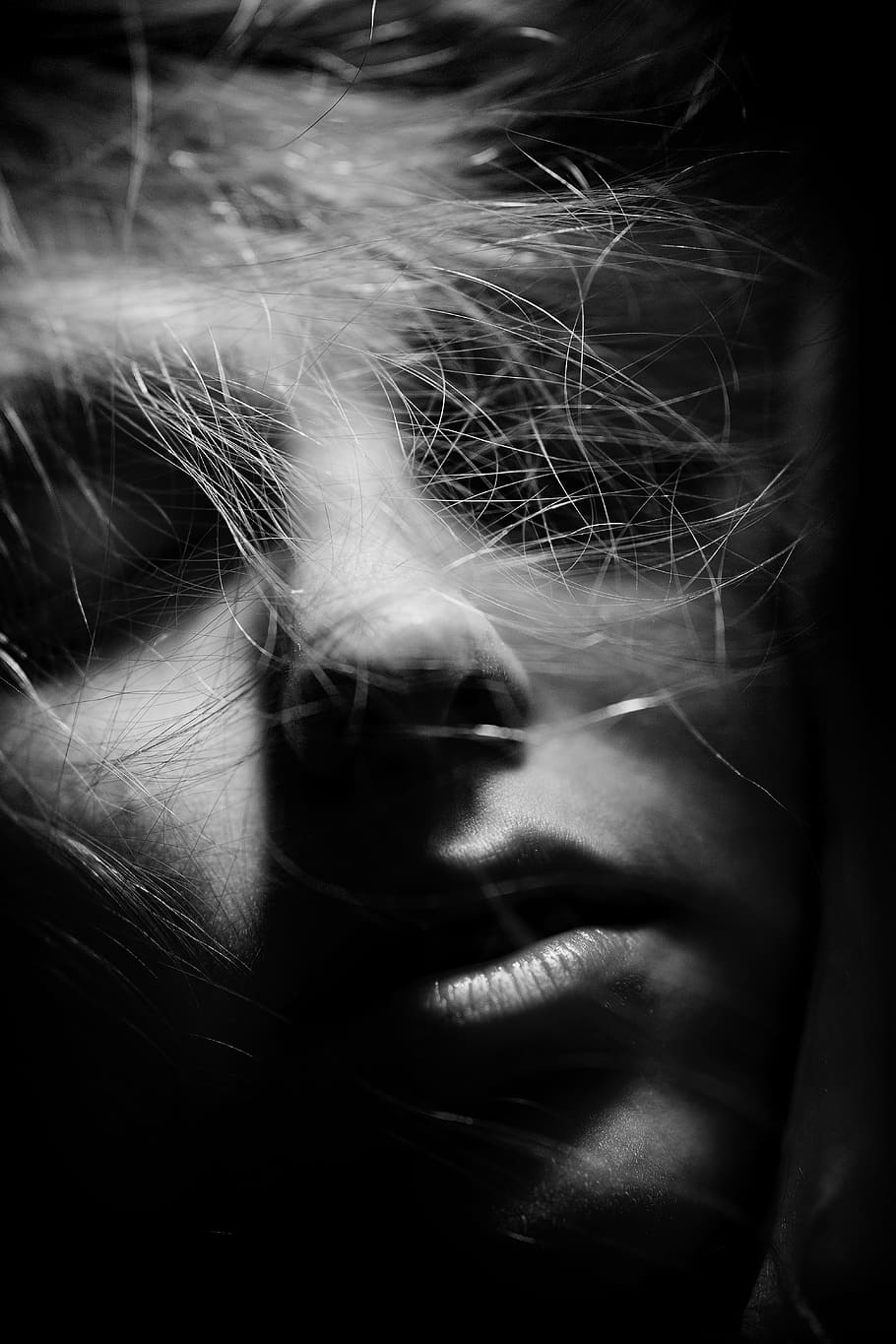 fotografia in scala di grigi, donna, modello, ritratto, esposizione, giovane, Da donna, umano, viso, panoramica, bellissimo, contatto, bianco e nero, occhio, ragazza, occhi, persone, bellezza, solitudine, capelli, fotografia, giovane modella, la giovane donna, macro, buio, morto, morire, labbro, belle arti, orrore, finzione, adulto, solo una donna, solo adulti, solo donne, solo una giovane donna, bella donna, una persona, parte del corpo umano, donne, spaventoso, avvicinamento, volto umano, giovane adulto, colpo alla testa, vista frontale, parte del corpo, giovani donne, persone reali, stili di vita, attività di svago, in casa, analizzare, cercare, guardare, Capello umano, acconciatura, sfondo nero, forato, 5K