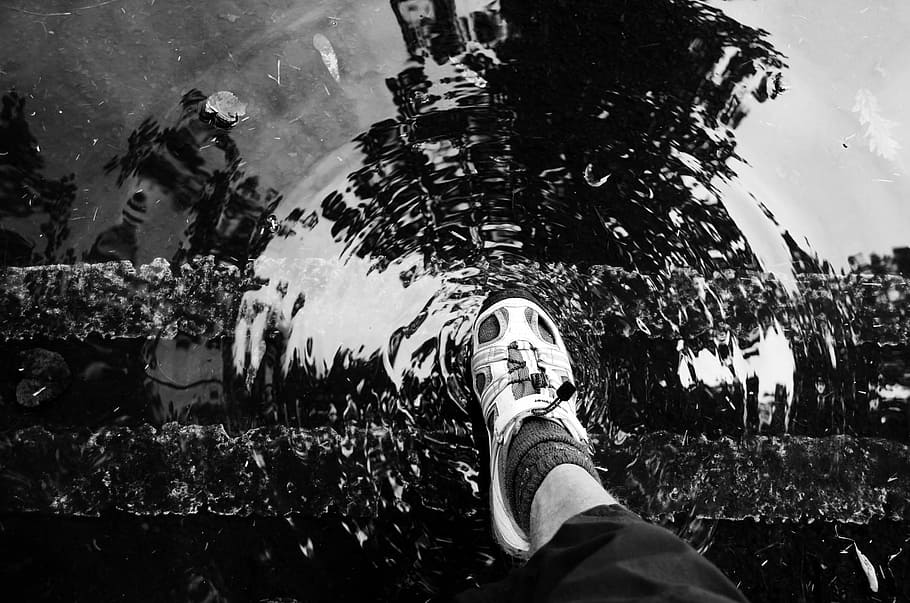 fotografia en escala de grisos, persona caminant, caniche, escala de grisos, fotografia, persona, caminar, resum, viu, aqua, fons, negre, blanc, centre, cercle, primer pla, fred, fredor, concèntric, concepte, contrast, a la deriva, degoteig, ecologia, flotant, fluid, peu, gurgle, gorgoteig, líquid, desfet, moment, moviment, aigua, una persona, humit, només homes, un sol home, secció baixa, perspectiva personal, persones reals, part del cos humà, naturalesa, estils de vida, part del cos, sabata, cama humana, dia, de peu, reflexió, a l'aire lliure, activitat d'oci, homes, vista d’angle alt, peu humà, texans, extremitat humana, 1080P