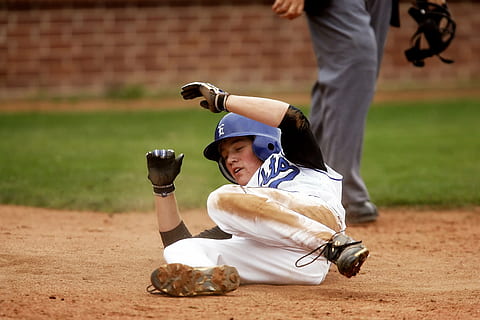 baseball, corridore, punteggio, diapositiva, caduto, casco, sporco, casa, piatto di casa, giocatore, concorrenza, ragazzo, sport, atleta, maschio, gioventù, americano, sicuro, gioco di palla, gioco, azione, baseball - sport, giocatore di baseball, Lega giovanile, palla da baseball, infield, guanto da baseball, giocando, uniforme sportiva, diamante del baseball, base, softball, brocca, sport competitivo, all'aperto, batting, acchiappa il baseball, sport di squadra, campo da gioco, uniforme da baseball, uomini, maschi, persone, giorno, parte del corpo umano, infanzia, capi di abbigliamento, parte del corpo, persone reali, bambino, due persone, arto umano, uniforme, 2K, CC0, dominio pubblico, privo di copyright