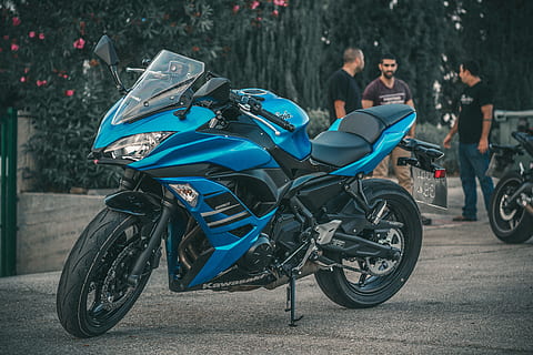 strada, persone, Bici, bikers, autista, macchina, moto, motociclista, giro, piloti, sistema di trasporto, ruote, mezzi di trasporto, modo di trasporto, veicolo terrestre, motociclo, casco, stazionario, città, persone reali, copricapo, scooter, lunghezza intera, stili di vita, giorno, vista laterale, concentrarsi sulle conoscenze acquisite, casco sportivo, equitazione, casco protettivo, 5K, CC0, dominio pubblico, privo di copyright