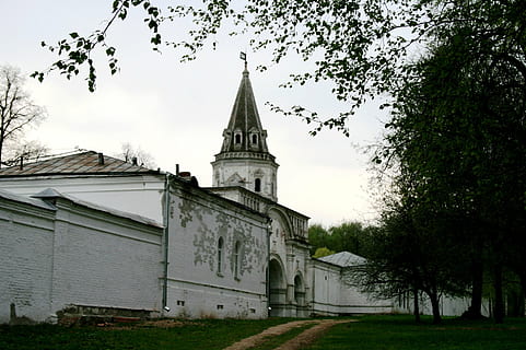 convent, edifici, arquitectura, religiós, blanc, rus, fletxa, Carretera bruta, arbres, herba, verd, estructura construïda, exterior de l'edifici, planta, arbre, cel, lloc de culte, religió, naturalesa, creença, espiritualitat, dia, cap gent, núvol - cel, torre, a l'aire lliure, 1080P, CC0, domini públic, lliure de regalies