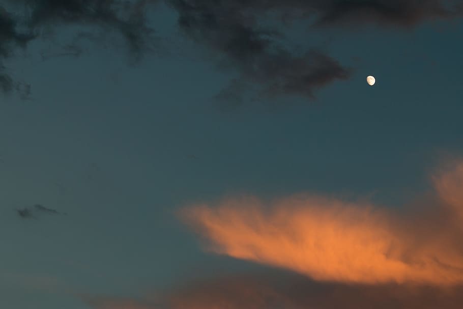 Natur, Himmel, Nacht-, Wolken, Mond, Nachthimmel, draußen, wolke - himmel, Schönheit in der Natur, Szenen - Natur, keine Leute, Platz, Flachwinkelansicht, orange Farbe, Ruhe, ruhige Szene, Astronomie, Dämmerung, Halbmond, Dramatischer Himmel, idyllisch, dunkel, Vollmond, 5K