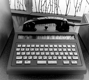 modem, Téléphone, clavier, ordinateur, clavier, ordinateur, La technologie, réseau, dispositif, numérique, équipement, affaires, calculatrice, démodé, style rétro, machine à écrire, la communication, à l'intérieur, antique, table, fermer, vue grand angle, personne, lien, clavier d'ordinateur, texte, nombre, équipement informatique, nature morte, lettre, clé d'ordinateur, 4K, CC0, domaine public, libre de droits