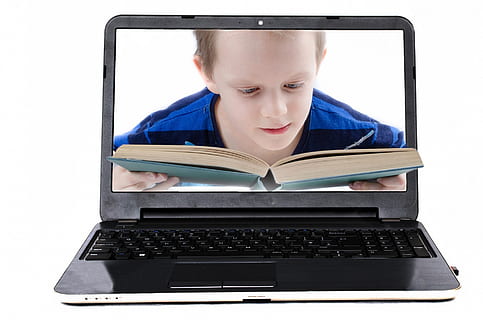 computer portabil negru, laptop, ecran, față, deschis, alb, Monitor, în aer liber, reţea, izolat, cheie, tampon, copie, vedere, Afaceri, tech, caiet, portabil, digital, tehnologie, oameni, copil, carte, calculator, educaţie, învăţare, student, drăguţ, etnie caucaziană, fete, o persoana, comunicare, tehnologia fără fir, conexiune, in cautarea, fundal alb, vedere din față, în interior, copilărie, activitate, citind, folosind laptopul, studio shot, adolescent, 1080P, CC0, domeniu public, fără drepturi de autor