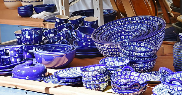blå-og-hvid, blomster, skål, plade, sæt, bordservice, porcelæn, stak, blå, hvid, farverig, plade stabel, service, skaller, skåle, spisestel, boks, keramisk, malet, glaseret, dekorative, marked, stå, købe, handle ind, valg, variation, detail, stor gruppe af objekter, til salg, Kunst og håndværk, arrangement, håndværk, markedsbod, stilleben, forretning, beholder, lille virksomhed, overflod, ingen mennesker, mønster, indendørs, detailvisning, salg, basar, 2K, CC0, offentligt domæne, royaltyfrie