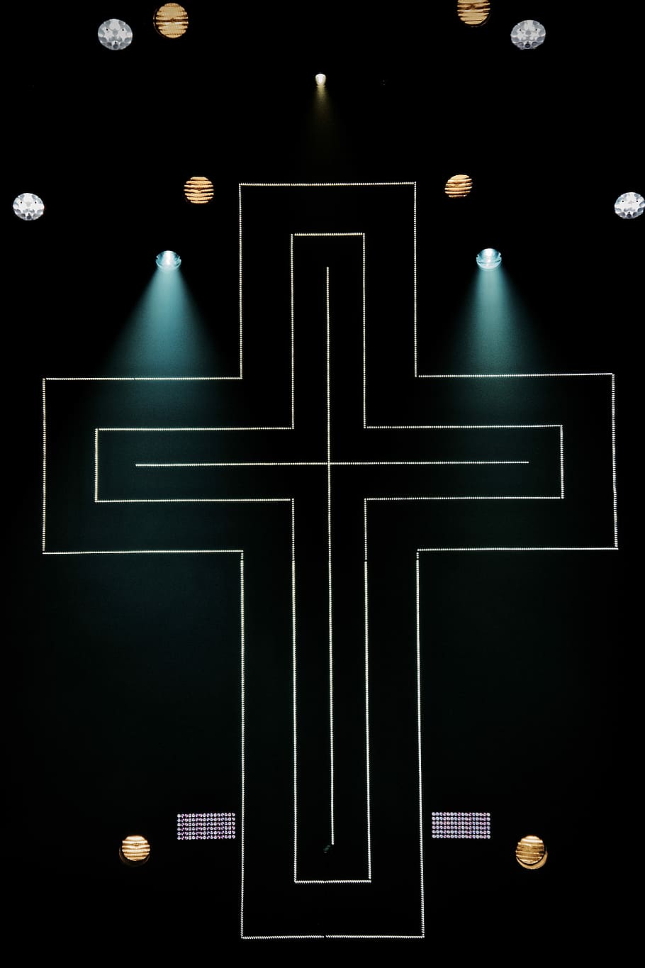 streng lys, kryds, mørk, areal, spotlys, hvid, gul, led, lys, bjælke, kirke, religion, symbol, kristen, kreativitet, Kunst og håndværk, indendørs, ingen mennesker, form, belyst, belysningsudstyr, papir, sort baggrund, design, nat, sort farve, studio skud, mønster, skilt, dygtighed, glødende, labyrint, geometrisk form, digital komposit, 5K