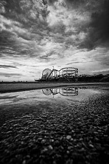 Santa Monica reflexe, fotografie ve stupních šedi, park, zataženo, nebe, Santa Monica, odraz, horská dráha, Ruské kolo, Černý a bílý, most - mužská konstrukce, řeka, mrak - nebe, venku, umělecká kultura a zábava, moře, staromódní, voda, Příroda, architektura, nábřeží, stavba, nikdo, scenics - příroda, krása v přírodě, přistát, pláž, klid, den, klidné scény, 5K, CC0, veřejná doména, bez autorských práv