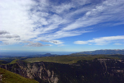 Góra, krajobraz, chmury, trawa, niebo, Zielony, garda, wędrówki, jezioro garda, Włochy, chmura - niebo, scenics - natura, środowisko, piękno natury, spokojna scena, spokój, pasmo górskie, scena pozamiejska, Natura, żadnych ludzi, dzień, idylliczny, na dworze, dramatyczny krajobraz, roślina, zdalny, drzewo, toczący się krajobraz, 4K, CC0, domena publiczna, darmowe zdjęcia