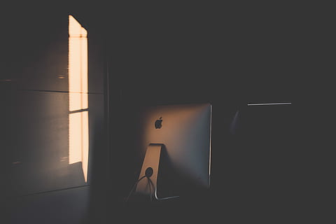 Silber Imac, Apfel, Computer, imac, Arbeitsplatz, Fensterlicht, Büro, Arbeiten, Licht, Fenster, Mac, Sonnenschein, Arbeitstisch, Technologie, elektrisch, Desktop, dunkel, drinnen, keine Leute, beleuchtet, Kommunikation, Verbindung, Licht - natürliches Phänomen, Computerausrüstung, kopieren sie platz, Lichtanlage, Tür, Wohnraum, Schatten, öffnen, gebaute Struktur, Eingang, die Architektur, 5K, CC0, gemeinfrei, lizenzfrei