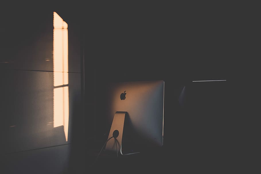 Silber Imac, Apfel, Computer, imac, Arbeitsplatz, Fensterlicht, Büro, Arbeiten, Licht, Fenster, Mac, Sonnenschein, Arbeitstisch, Technologie, elektrisch, Desktop, dunkel, drinnen, keine Leute, beleuchtet, Kommunikation, Verbindung, Licht - natürliches Phänomen, Computerausrüstung, kopieren sie platz, Lichtanlage, Tür, Wohnraum, Schatten, öffnen, gebaute Struktur, Eingang, die Architektur, 5K