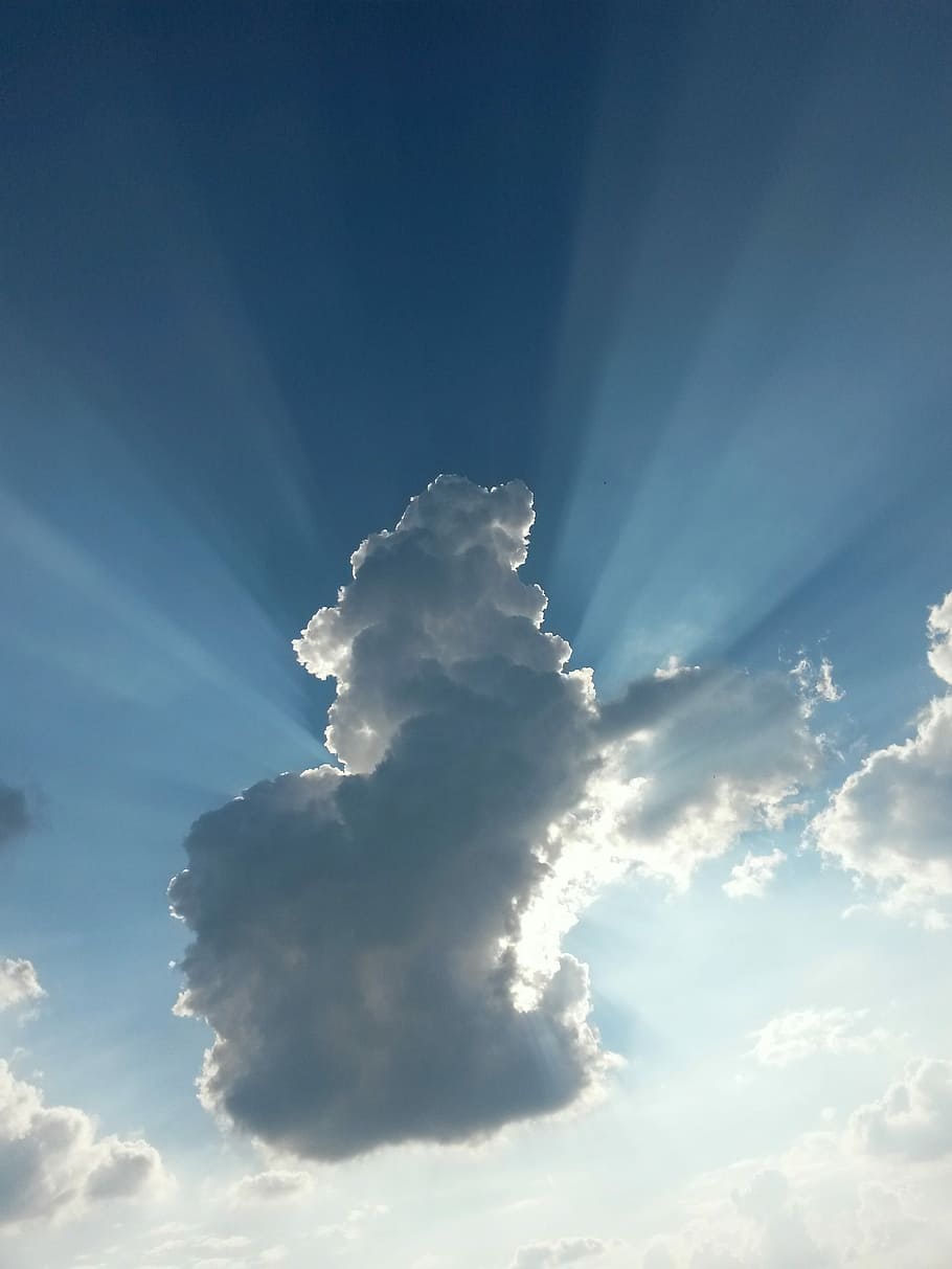 skyer, Himmelblå, form, himmel, blå, skyer form, cumulus skyer, hvid, lyse, enorm, sky - himmel, cloudscape, hvid farve, skønhed i naturen, ro, lav vinkel visning, idyllisk, scenics - natur, rolig scene, natur, sollys, ingen mennesker, dag, udendørs, solstråle, baggrunde, baggrundsbelyst, meteorologi, streaming, Stærkt oplyst, 2K
