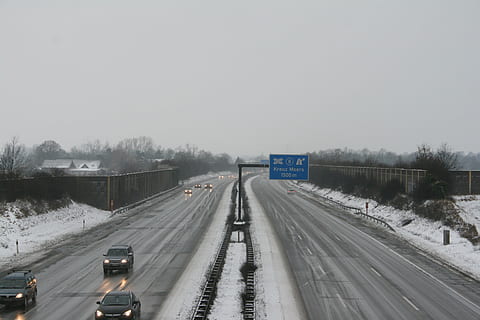 autostrada, inverno, freddo, la neve, ghiaccio, levigatezza, Autos, traffico, trasporto, auto, camion, mezzi di trasporto, temperatura fredda, strada, direzione, modo di trasporto, la strada davanti, cartello, veicolo terrestre, veicolo a motore, cielo, natura, giorno, copia spazio, albero, nessuno, comunicazione, all'aperto, prospettiva decrescente, nevicando, 4K, CC0, dominio pubblico, privo di copyright
