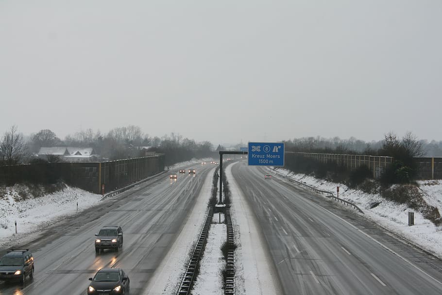 Dálnice, zimní, Studený, sníh, led, hladkost, auta, provoz, doprava, auto, kamionu, přeprava, studená teplota, silnice, směr, způsob dopravy, cesta vpřed, podepsat, pozemního vozidla, motorové vozidlo, nebe, Příroda, den, kopie prostor, strom, nikdo, sdělení, venku, perspektiva, sněží, 4K