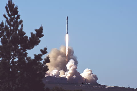 foto, Space Shuttle, lancio, razzo, lanciato il missile, SpaceX, lanciare, spazio, Fumo, cielo, guerra, fumo - struttura fisica, missile, militare, esplorazione dello spazio, veicolo da viaggio spaziale, decollo, scienza, inquinamento, nessuno, formazione scolastica, natura, cielo sereno, ricerca, giorno, inquinamento dell'aria, tecnologia, albero, all'aperto, Inquadratura dal basso, in partenza, 5K, CC0, dominio pubblico, privo di copyright