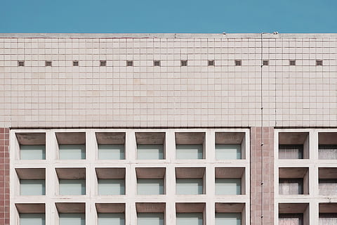 heizwerk nürenberg-muggenhof, Nahansicht, Foto, rot, Beige, Beton, Gebäude, nürenberg, Fassade, Fenster, die Architektur, Minimalismus, Gebäudehülle, gebaute Struktur, Bürogebäude, Architektur und Gebäude, draußen, Tag, keine Leute, Flachwinkelansicht, Muster, Natur, Wohngegend, Stadt, modern, Blau, Dach, Himmel, Sonnenlicht, Geometrische Figur, Büro, Schwimmbad, Wohnung, 4K, CC0, gemeinfrei, lizenzfrei