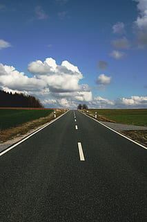 estrada, nuvens, longe, panorama, asfalto, distante, estrutura, rodovia, transporte, céu, direção, símbolo, marcação, marcação de estrada, placa, o caminho a seguir, nuvem - céu, Perspectiva Diminutiva, ponto de fuga, natureza, estrada vazia, dia, ninguém, meio Ambiente, scenics - natureza, linha divisória, ao ar livre, longo, 4K, CC0, domínio público, royalty free