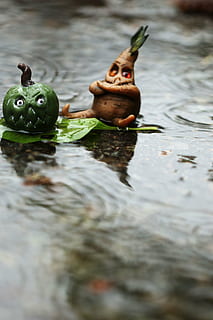 aigua, full, xifres, pluja, petit, temps, humit, naturalesa, representació, cap gent, animal, davant del mar, temes d'animals, representació animal, enfocament selectiu, art i artesania, llac, joguina, primer pla, creativitat, mamífer, dia, fauna animal, vertebrats, nedar, nivell superficial, flotant a l'aigua, 5K, CC0, domini públic, lliure de regalies