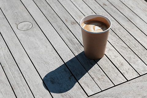 Cappuccino, grau, hölzern, Bretter, tagsüber, braune Einwegbecher, Getränk, Holz - Material, Essen und Trinken, Erfrischung, Kaffee, Tabelle, Kaffee trinken, Tasse, Becher, Kaffeetasse, Frische, High Angle View, Tag, Stillleben, keine Leute, heisses Getränk, braun, Sonnenlicht, draußen, Schatten, Glas, 4K, CC0, gemeinfrei, lizenzfrei