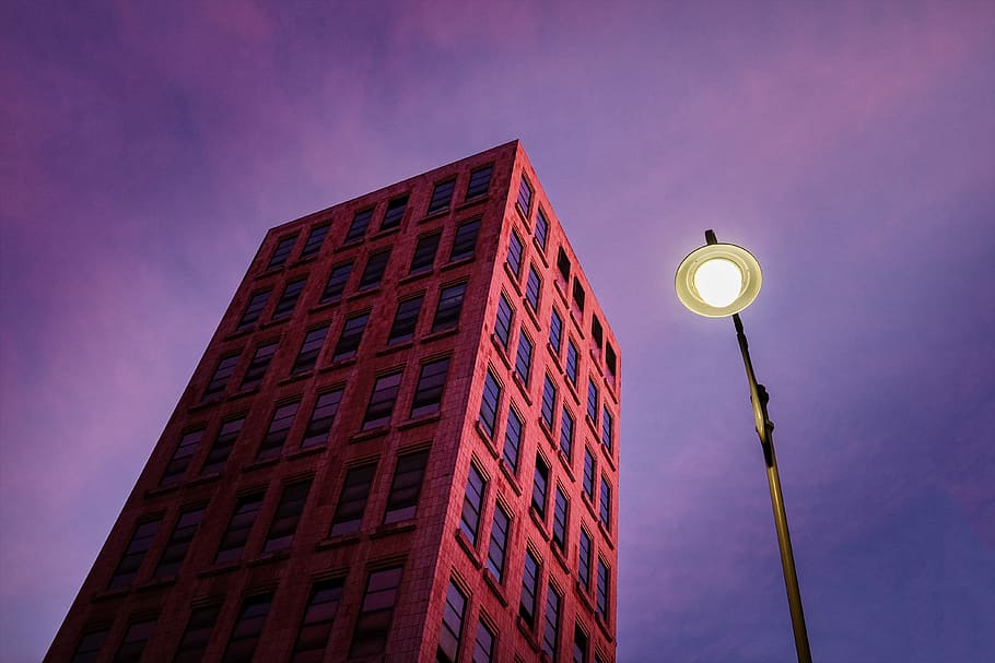 Basso, fotografia ad angolo, Marrone, calcestruzzo, costruzione, edificio in cemento rosso, lampada, architettura, strada, notte, lampione, illuminato, attrezzatura per l'illuminazione, Inquadratura dal basso, cielo, città, esterno dell'edificio, struttura costruita, edificio per uffici esterno, nessuno, crepuscolo, natura, alto - alto, all'aperto, Torre, luce, lampada elettrica, grattacielo, orologio, viola, 4K