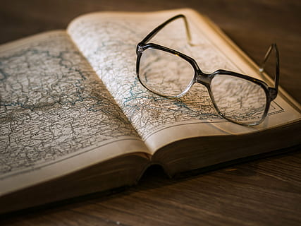 monokl, otwarty, książka, wiedza, umiejętności, biblioteka, okulary, podręcznik, Informacja, Edukacja, literatura, stos, badanie, czytać, papier, półka na książki, szkoła, mądrość, stary, zabytkowe, pokrywa, tekst, Badania, nauka, antyczny, Księgarnia, retro, wydrukować, Uniwersytet, drewno, strona, literacki, Ściana, drewniany, stół, makro, zbliżenie, historia, mapa, Ameryka, atlas, Europa, czytanie, drewno - materiał, uczenie się, publikacja, martwa natura, żadnych ludzi, wewnątrz, selektywne skupienie, szkło - materiał, akcesoria osobiste, 4K, CC0, domena publiczna, darmowe zdjęcia