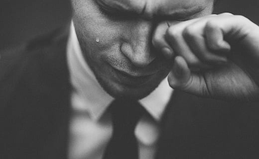 Mann, abwischen, Tränen, wischen, reißen, Auge, Emotion, Männer, Schwarz und weiß, Geschäftsmann, Menschen, Geschäft, Erwachsene, eine Person, passen, Nahansicht, menschliches Körperteil, nur für Erwachsene, Nur ein Mann, drinnen, echte Menschen, Mittelteil, Kopfschuss, Hand, menschliche Hand, Lebensstile, Fokus auf den Vordergrund, Porträt, Körperteil, Vorderansicht, selektiver Fokus, nicht erkennbare Person, menschliches Haar, menschliches Gesicht, 4K, CC0, gemeinfrei, lizenzfrei