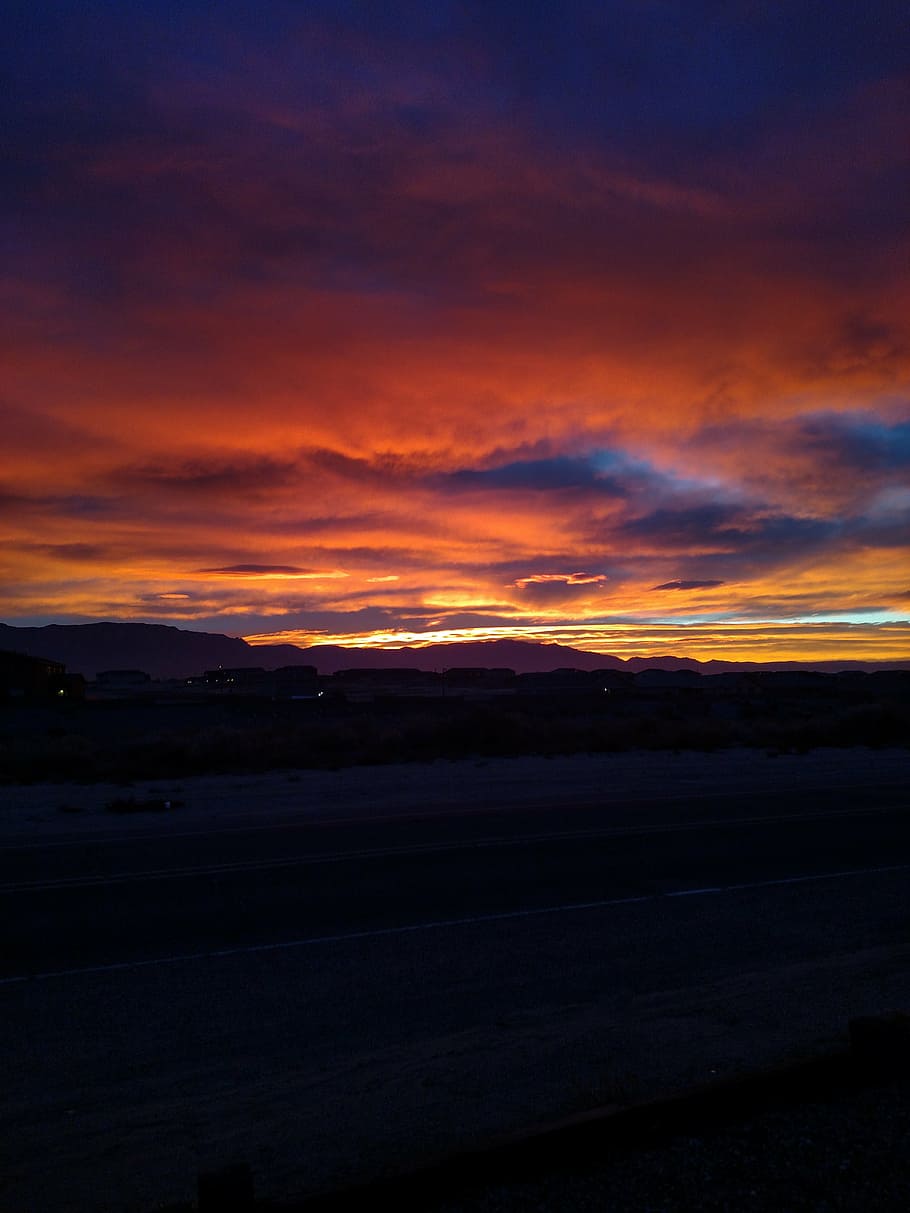 posta de sol, vermell, taronja, violeta, Nou Mèxic, naturalesa, vespre, núvol - cel, cel, escenics - natura, bellesa a la natura, medi ambient, paisatge, cap gent, tranquil·litat, cel dramàtic, escena tranquil·la, fosc, color taronja, silueta, horitzó, cloudscape, a l'aire lliure, terra, cel romàntic, 5K