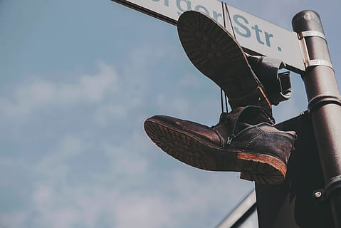 paio, nero, stivali, impiccato, post di strada, Marrone, scarpe di pelle, sospeso, segnale stradale, giorno, angolo basso, foto, scamosciato, appeso, sulla strada, strada, segnaletica, cielo blu, penzoloni, avvio, cielo, polo, scarpa, mezzi di trasporto, all'aperto, Inquadratura dal basso, nessuno, natura, modo di trasporto, comunicazione, nuvola - cielo, cartello, testo, viaggio, concentrarsi sulle conoscenze acquisite, architettura, veicolo terrestre, guida, protezione, sicurezza, 4K, CC0, dominio pubblico, privo di copyright